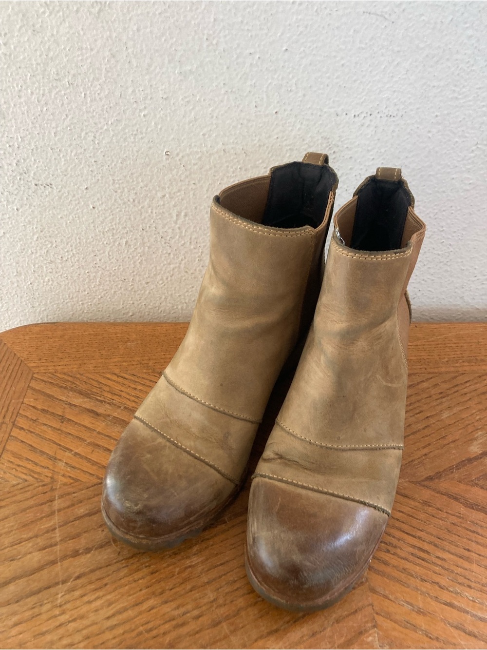 SOREL “Lea” Tan Leather and Suede Ankle Boots (8.5)